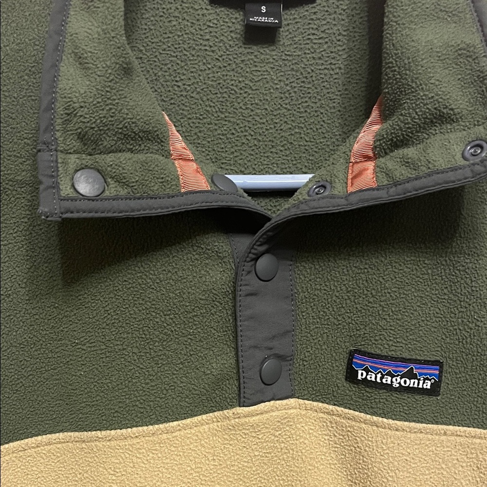Patagonia Women's Green and Tan Fleece Pullover - Picture 3 of 13